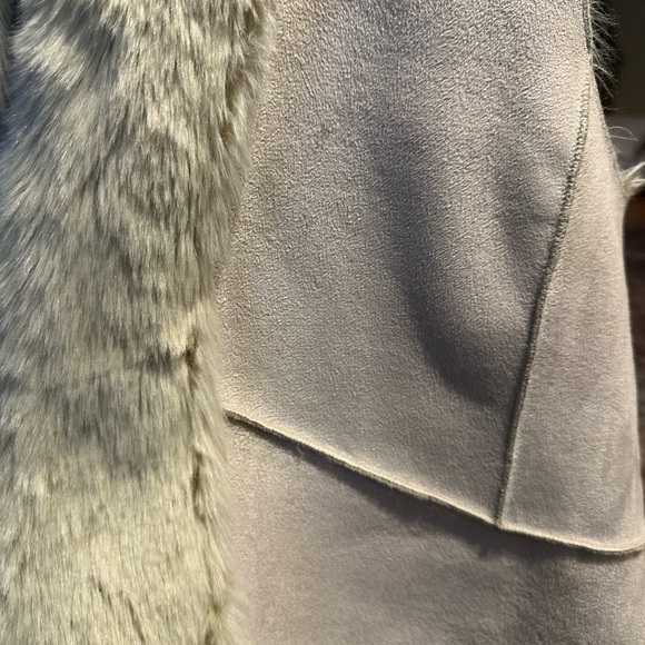 LOFT Cream Faux Fur Vest - Picture 3 of 4